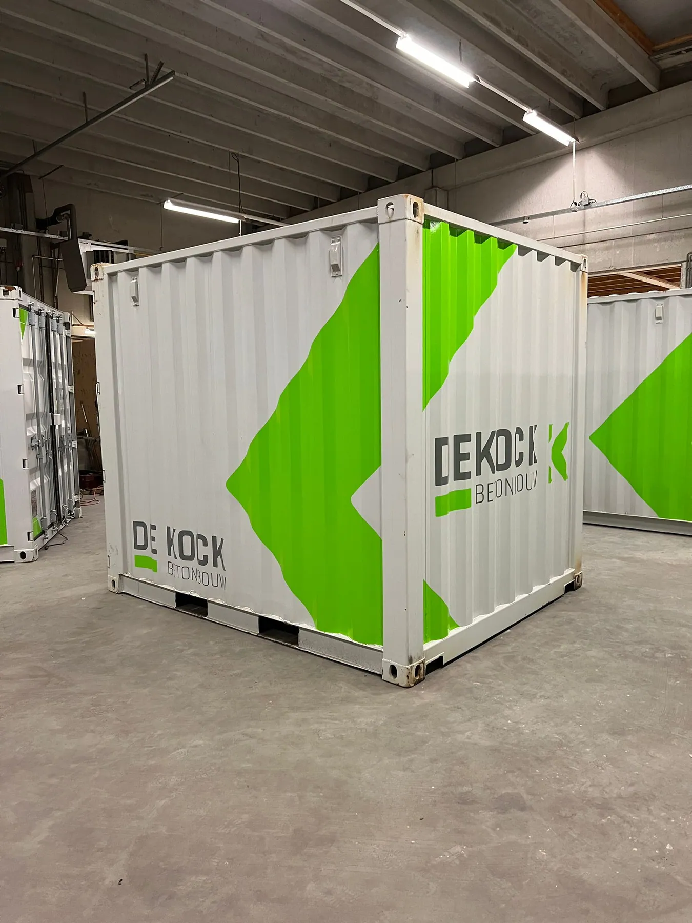 Een zeecontainer als opvallend merkobject, detail van folie en profiel.