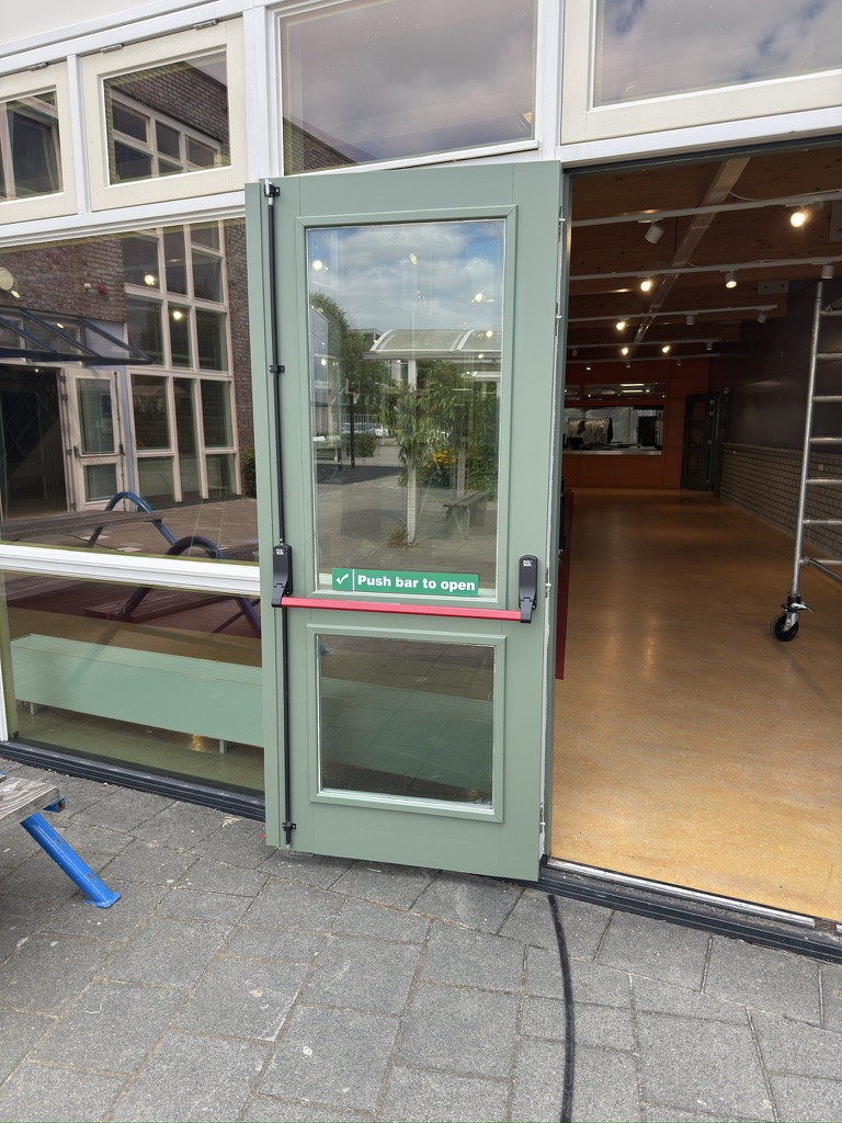 Overzicht van groene nooduitgangsdeur