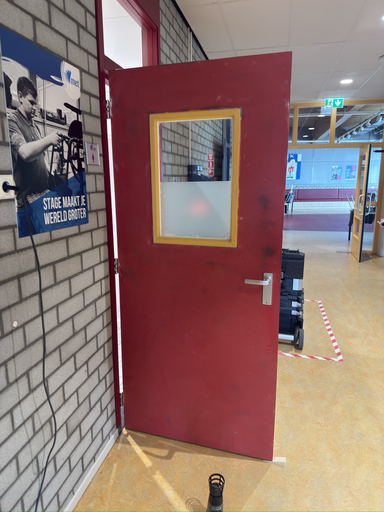 Voor · rode bedrijfsdeur