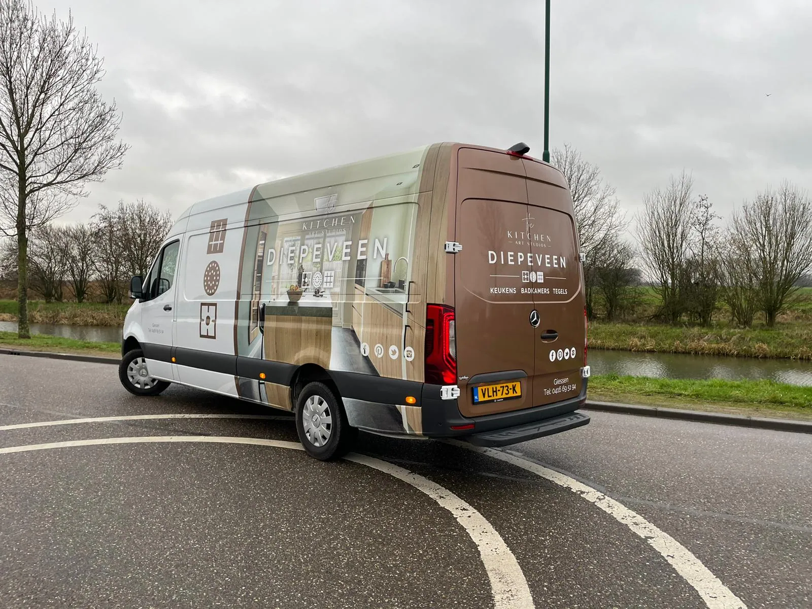 Mercedes Sprinter van Kitchen Art Studios Diepeveen met een gedeeltelijke full-colour wrap