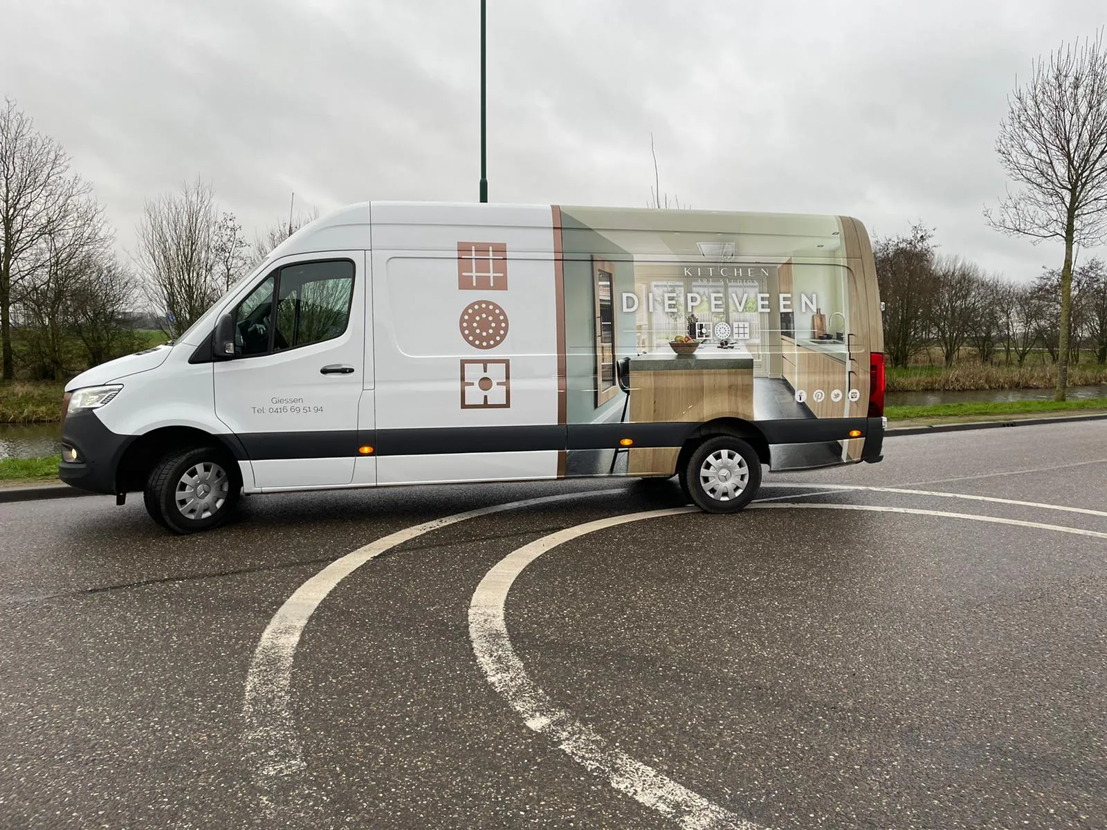 Gedeeltelijke wrap met grote interieurvisual op een Mercedes Sprinter van Diepeveen