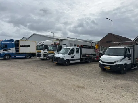Divers wagenpark met vrachtwagens, bedrijfswagens en machines in verschillende uitvoeringen