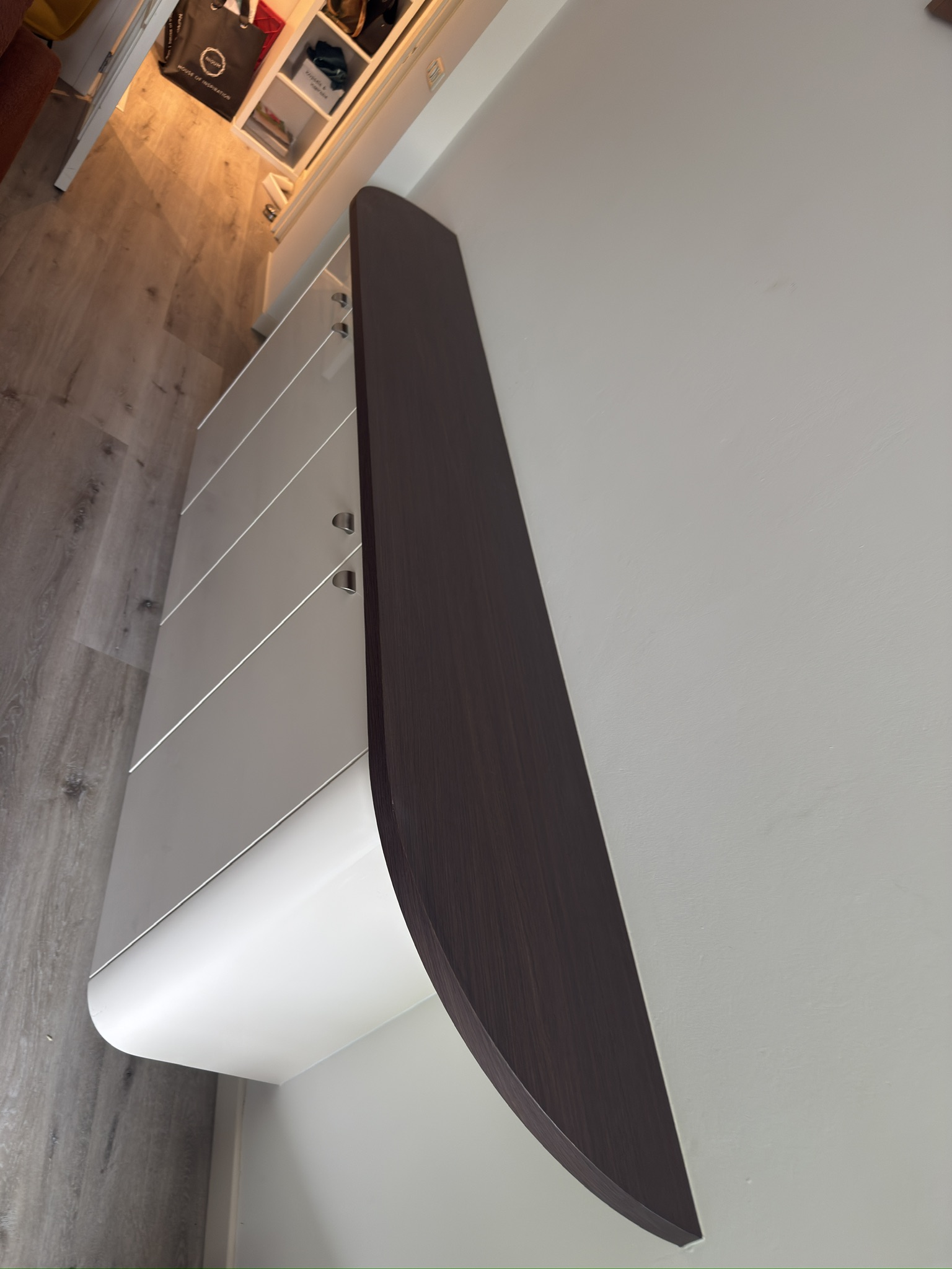 Bovenaanzicht van het donkere houtlook blad op het dressoir