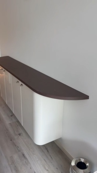 Dressoir na Re-Style met een donker houtlook blad