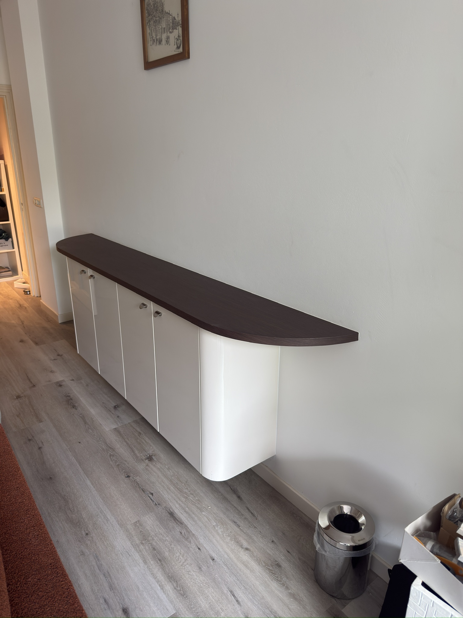 Na · dressoir met donkere houtlook