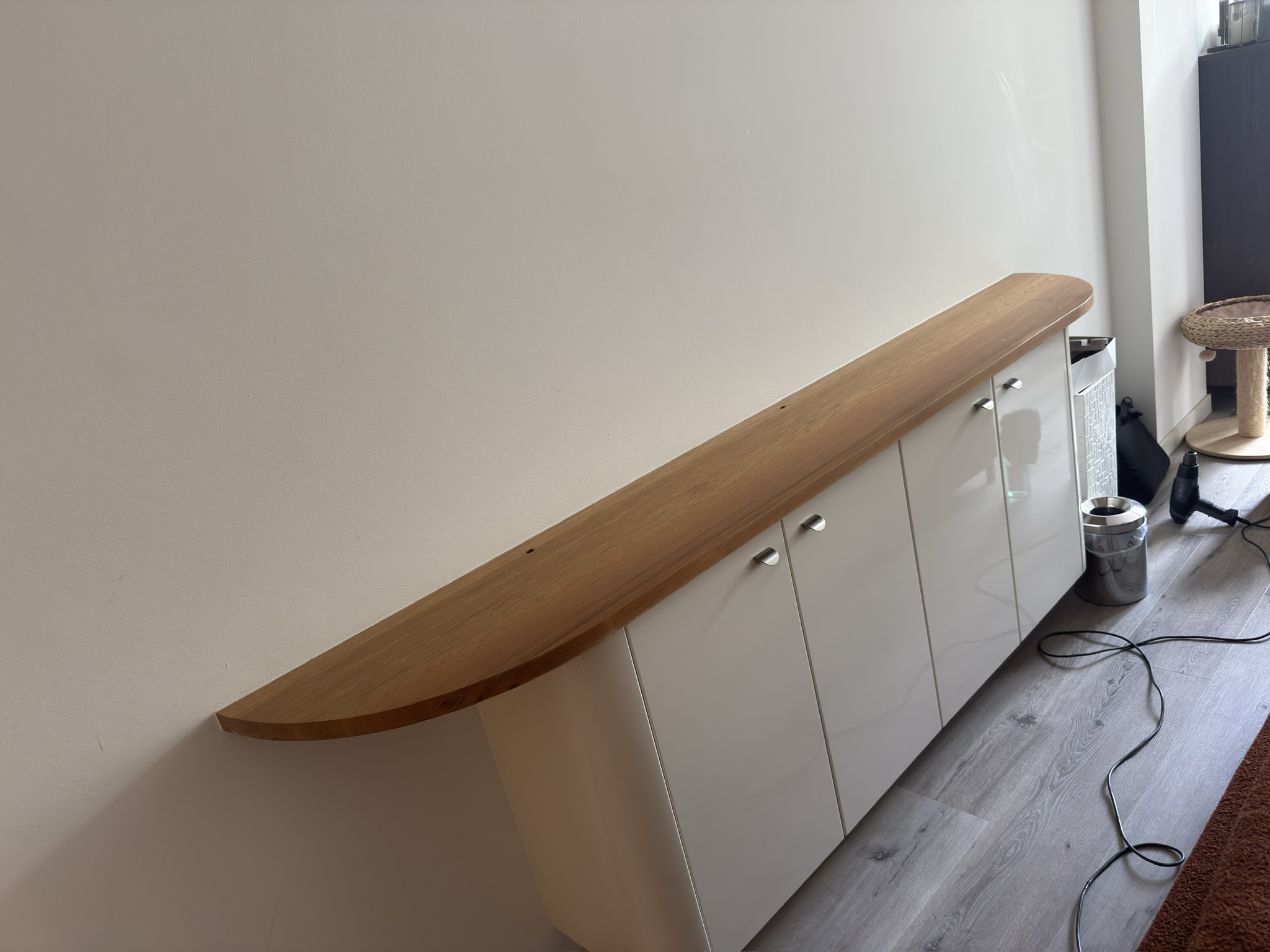 Voor · dressoir met licht houten blad
