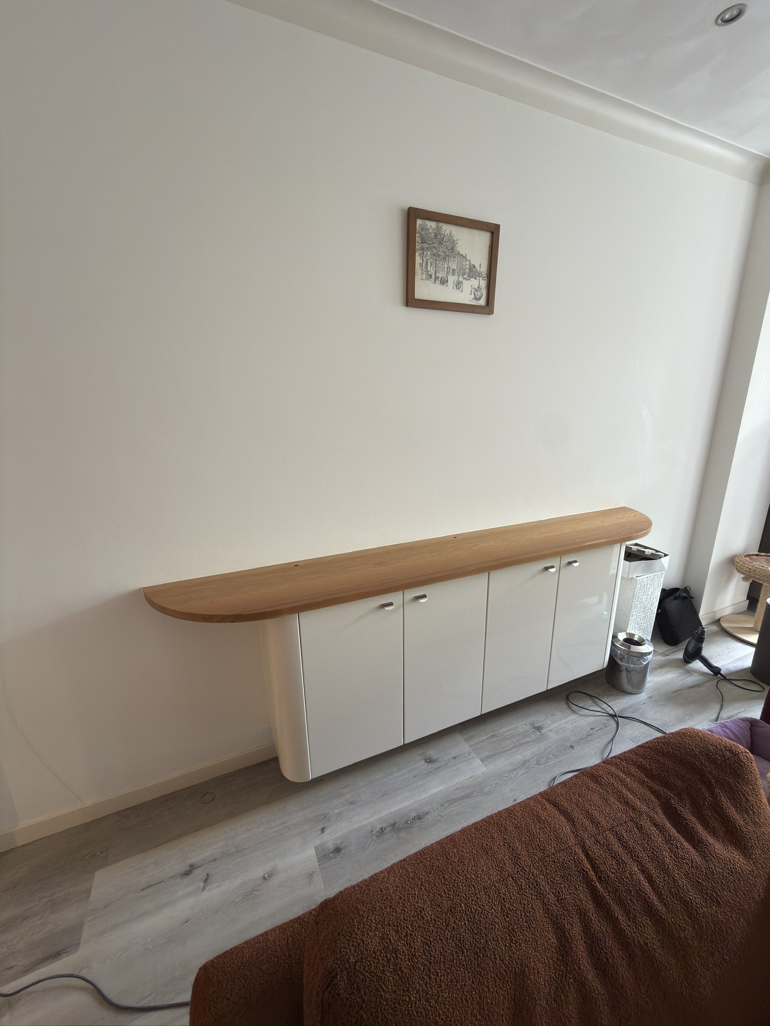 Ruimtelijk overzicht van het dressoir met licht houten blad