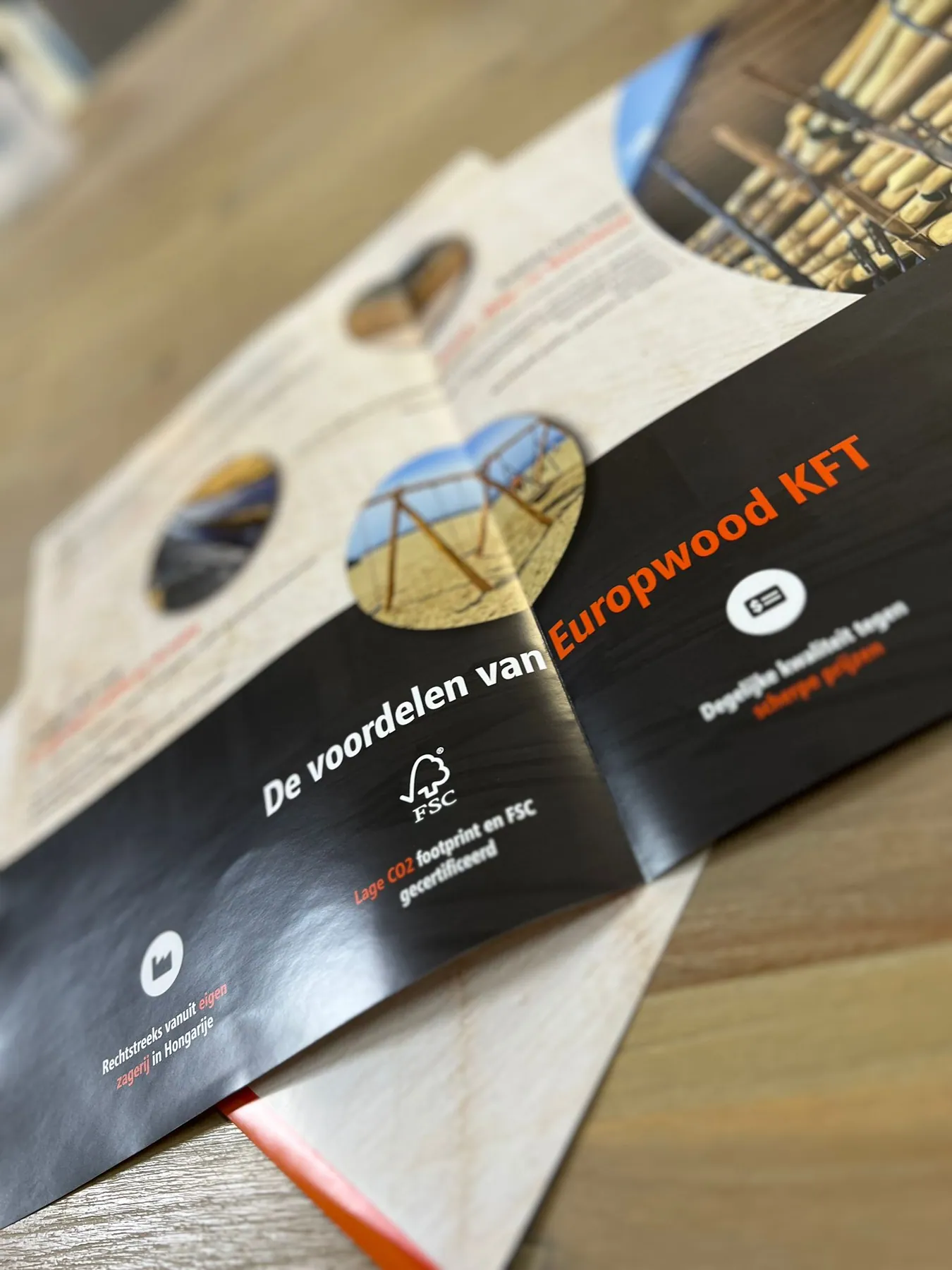 Een brochure waarin materiaal en verhaal samenkomen, een spread met fotografie en informatie.