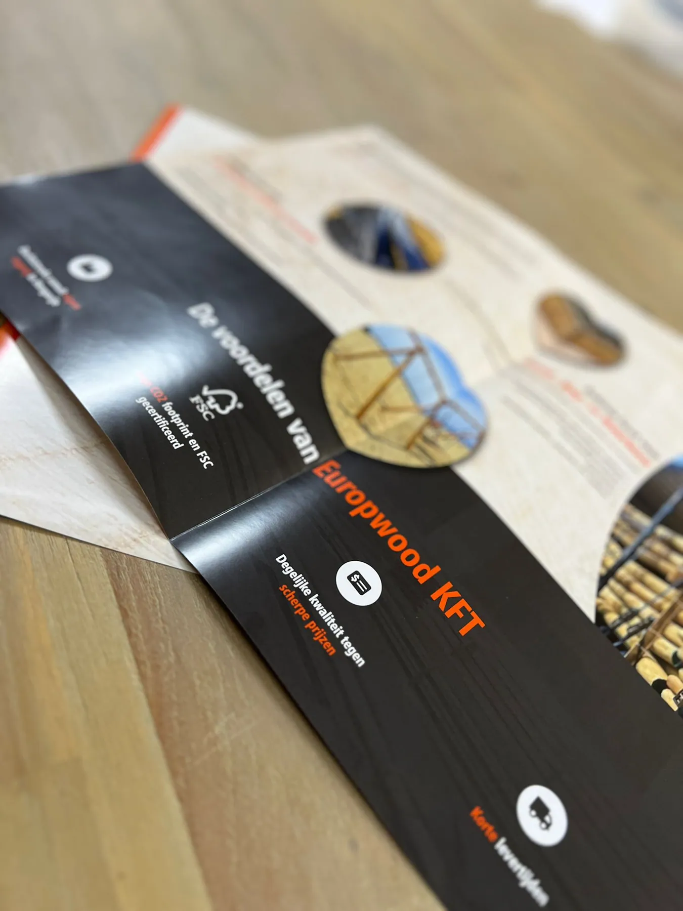 Een brochure waarin materiaal en verhaal samenkomen, detail van papier en drukkwaliteit.