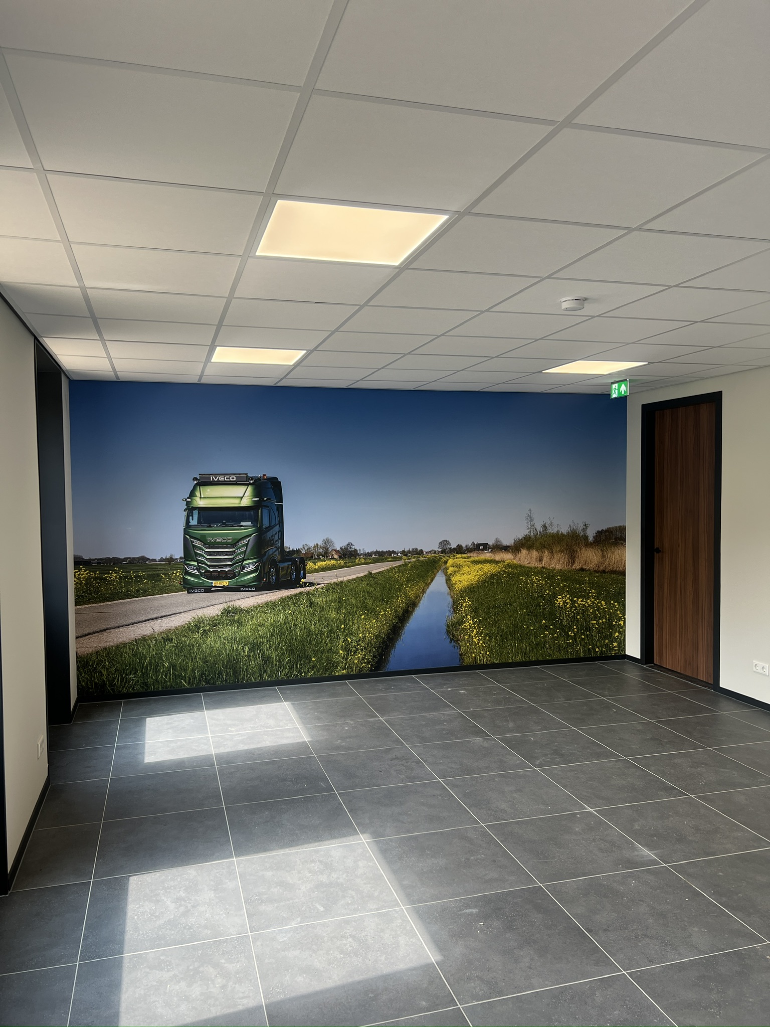 Breed overzicht van bedrijfsruimte met Iveco fotobehang