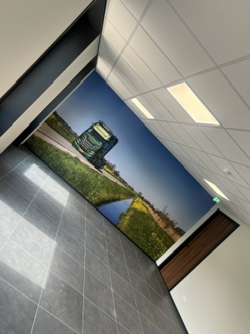 Diagonale detailopname van de ruimte met Iveco landschapsfotobehang