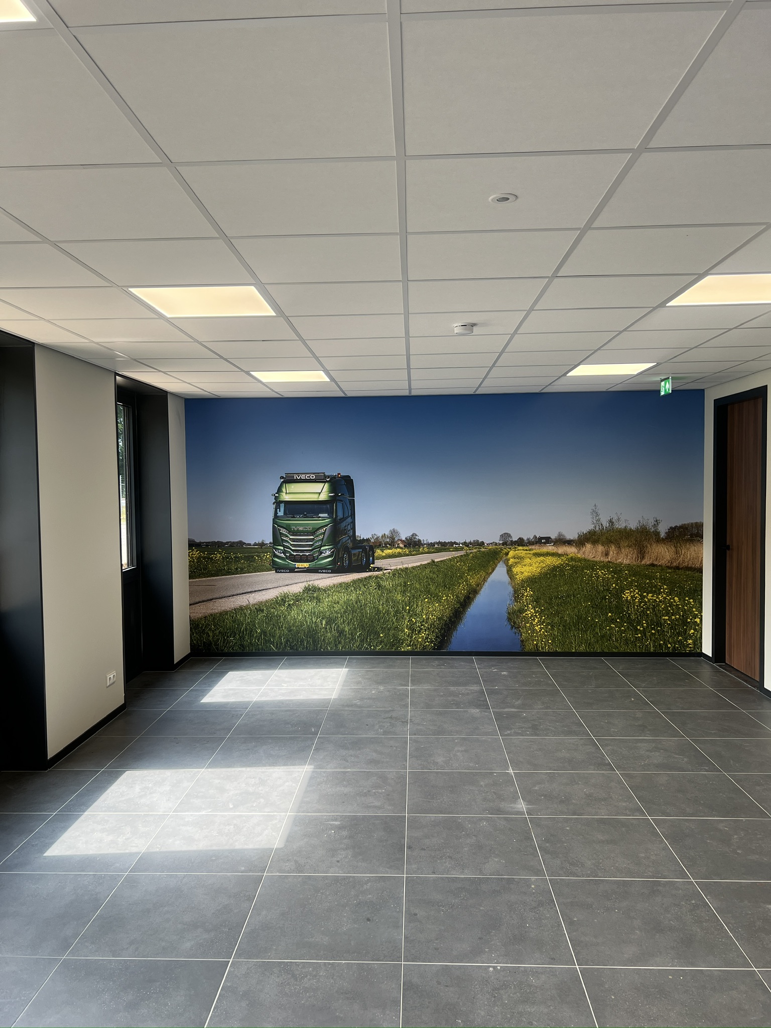 Bedrijfsruimte met kamerbrede Iveco landschapswand