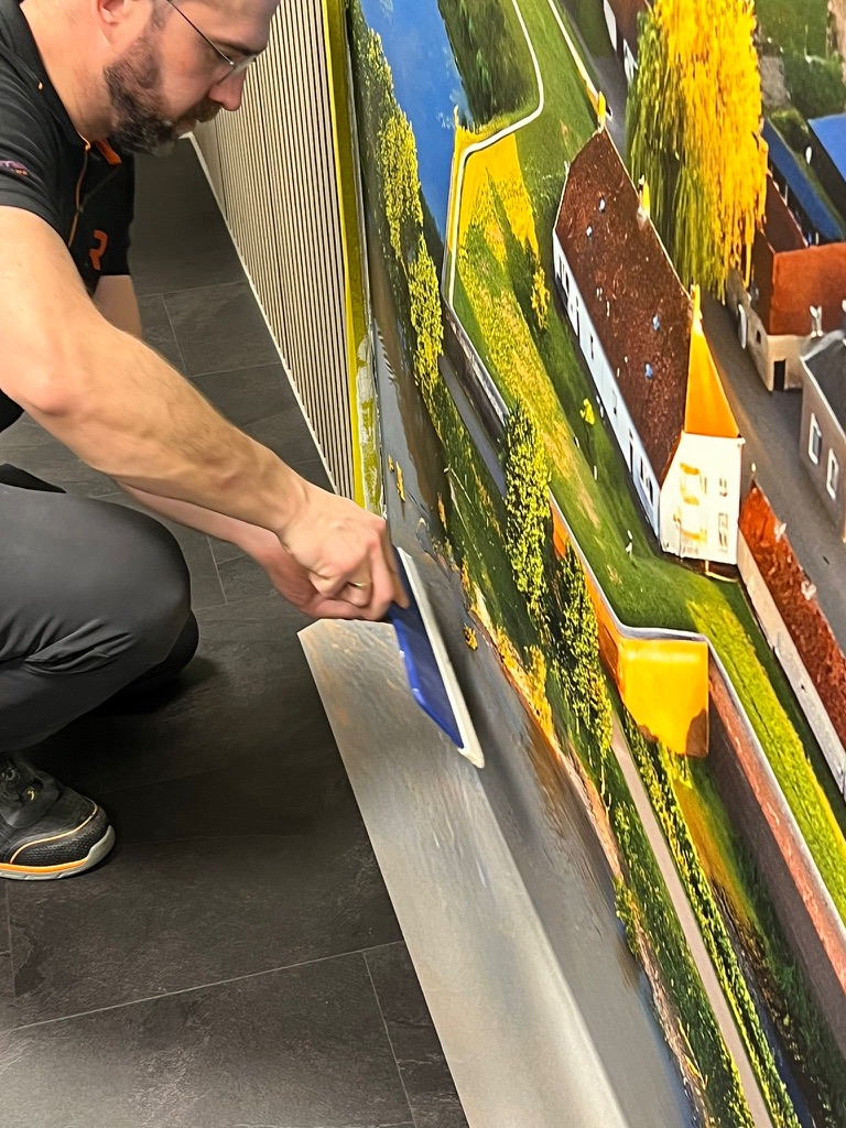 Afwerking van de onderrand van het fotobehang
