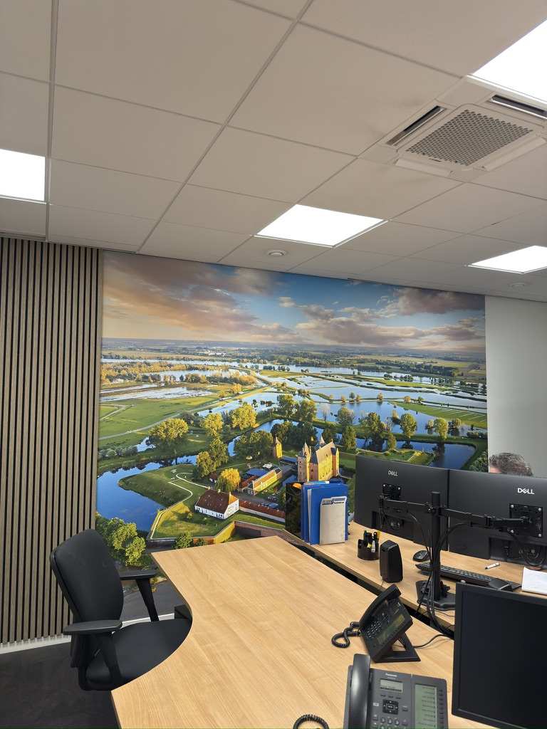 Kantoor met kamerbreed fotobehang van een Nederlands landschap met water en een kasteel
