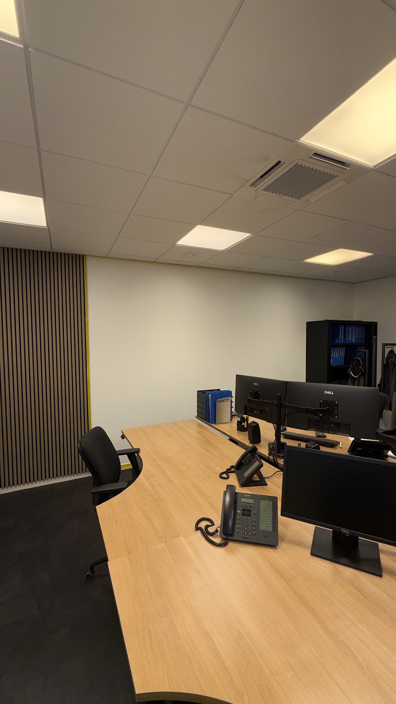 Witte kantoorwand voor montage van fotobehang