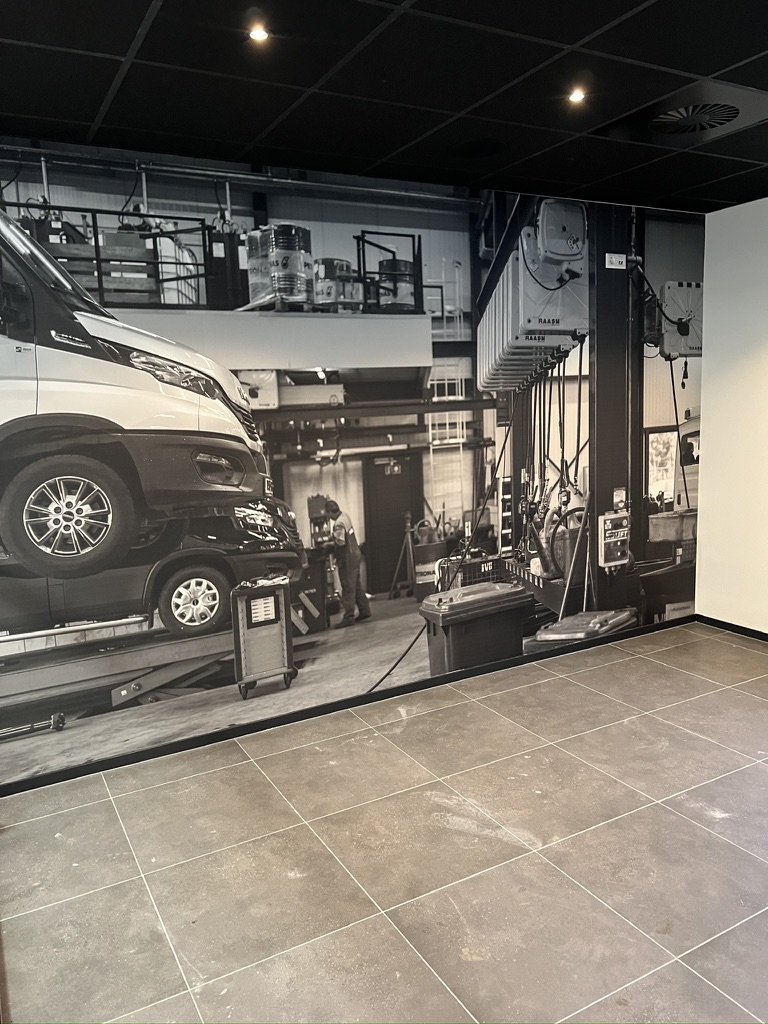 Detail van het werkplaatsbeeld met voertuigen en apparatuur