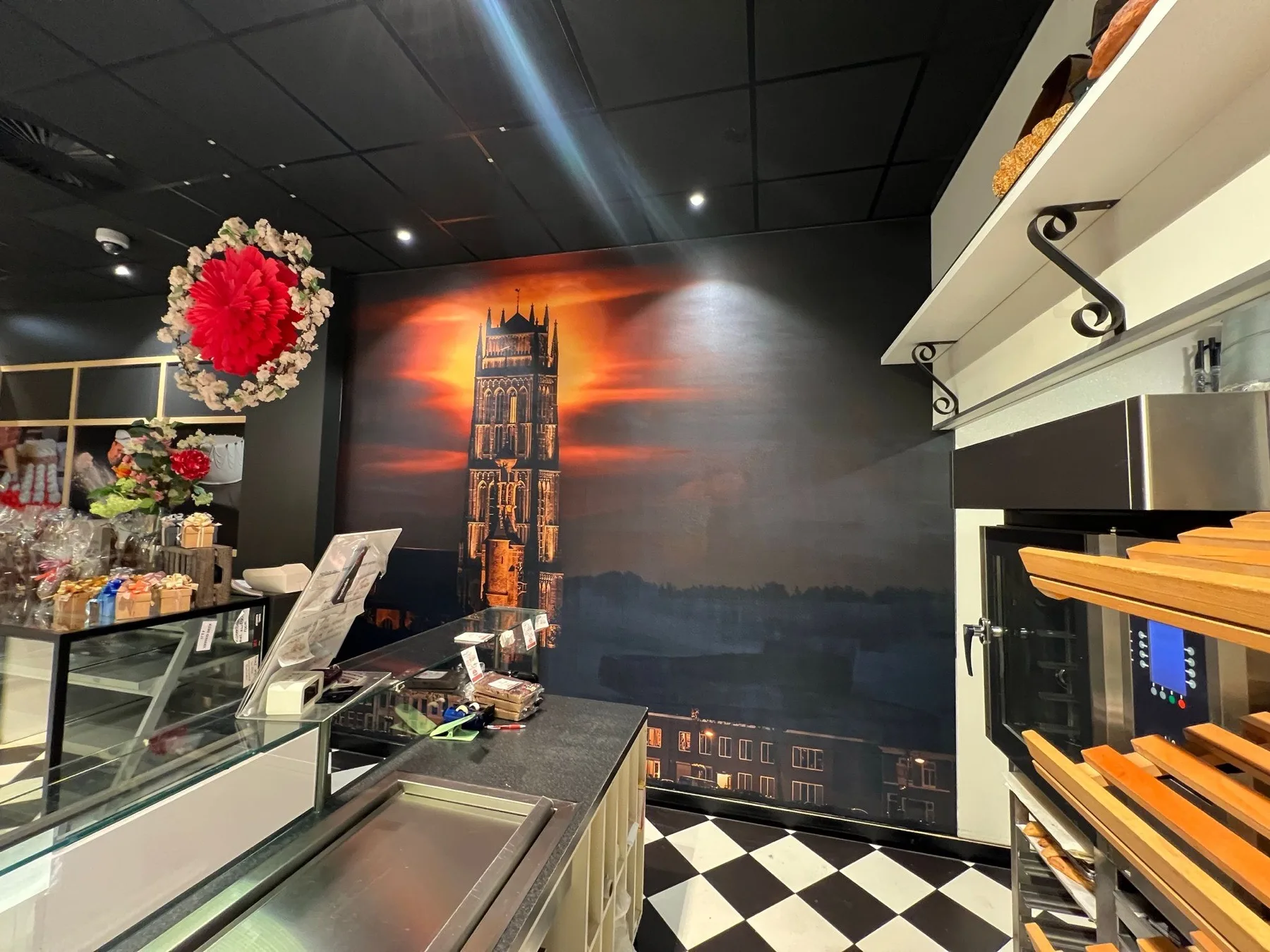 Afgeronde fotowand met de kerktoren van Woudrichem in Bakkerij Van Horssen