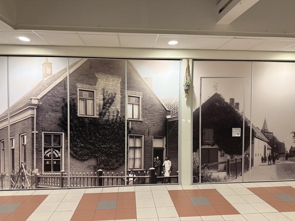 Deur opgenomen in de historische fotowand