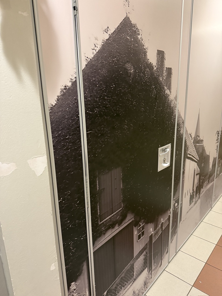 Detail van deurklink in de historische fotowand