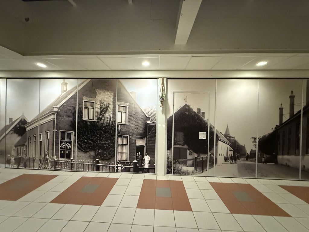 Historische foto doorlopend over wandpanelen