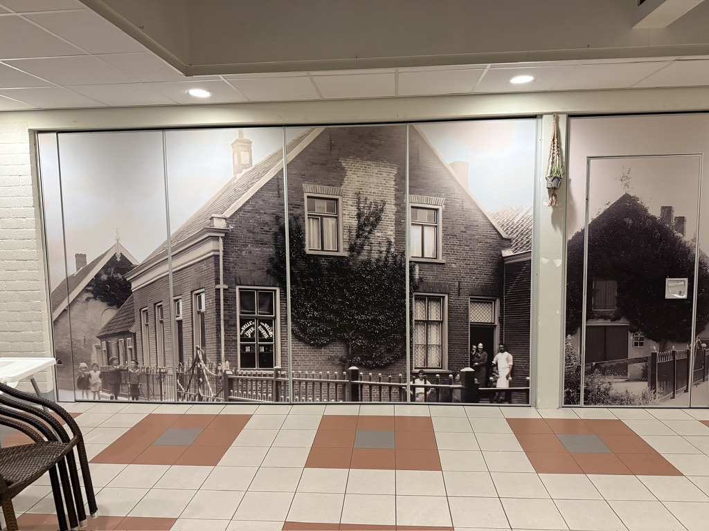 Frontaal overzicht van de historische fotowand