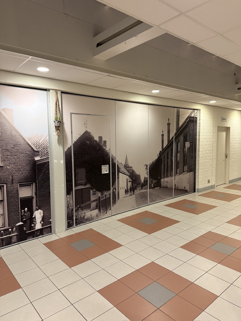 Rechterzijde van historische fotowand met straatbeeld