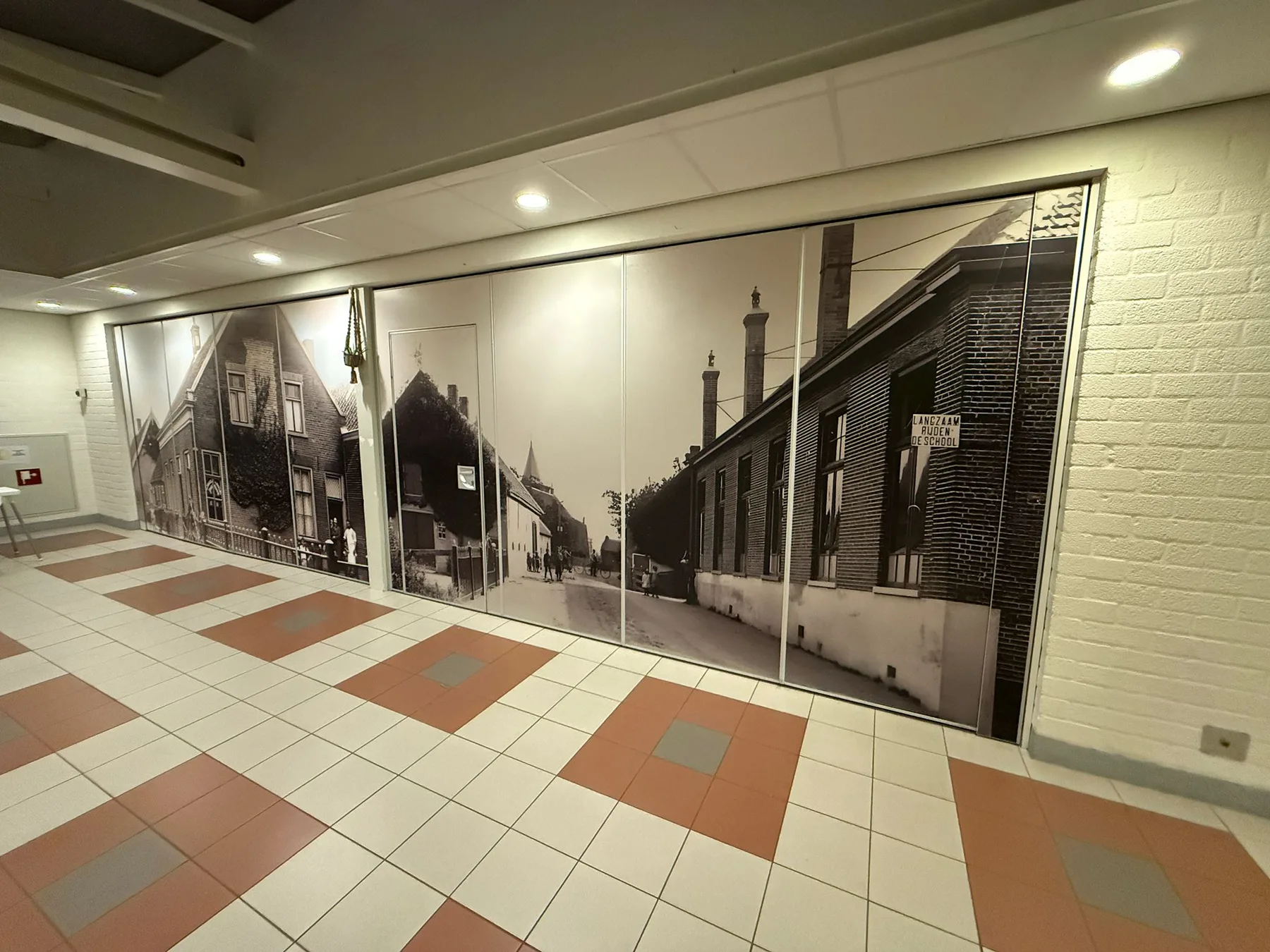 Historische zwart-wit wandvisual in een zorglocatie