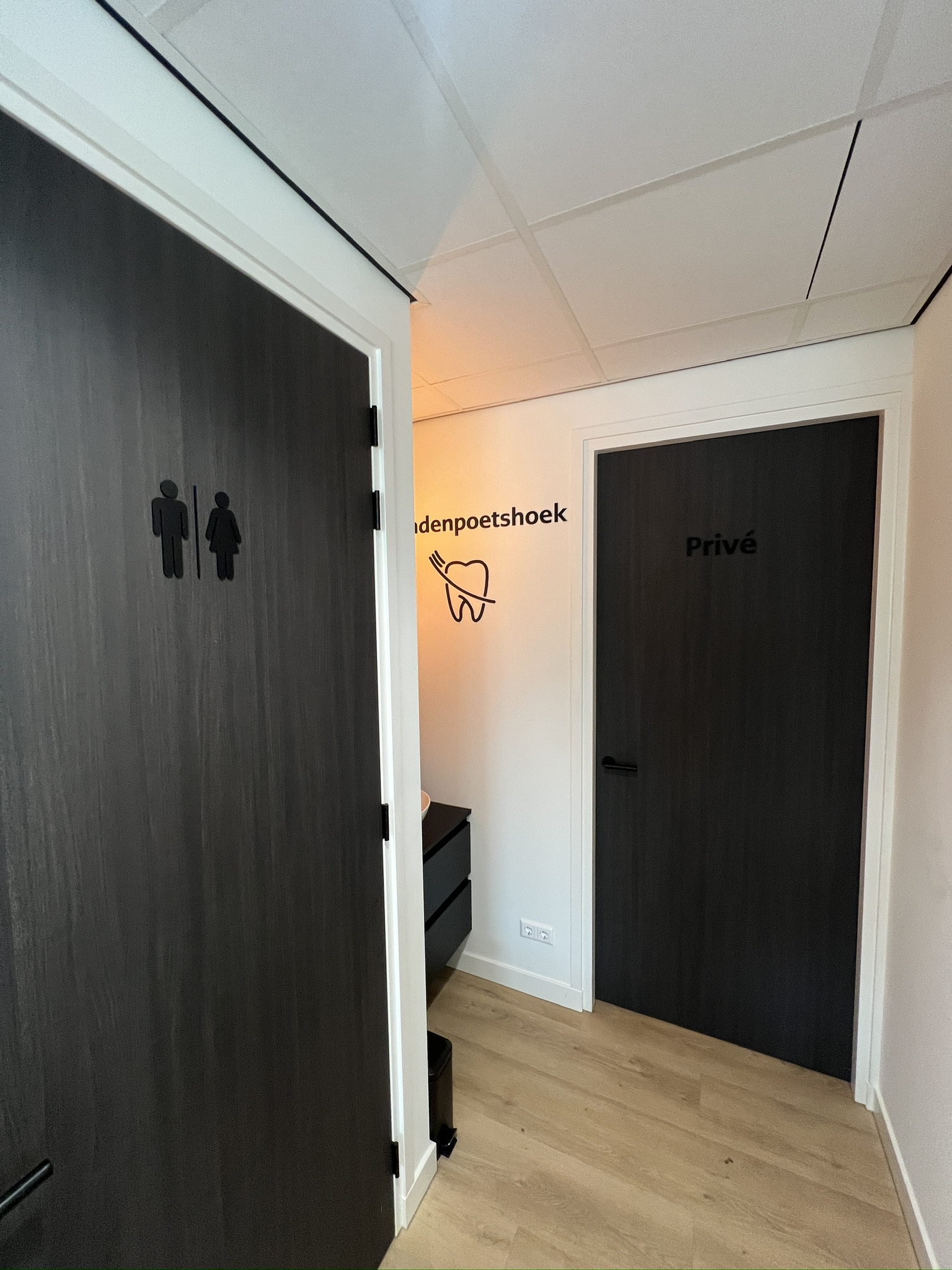 Gang met toiletpictogram, Privé-tekst en Tandenpoetshoek