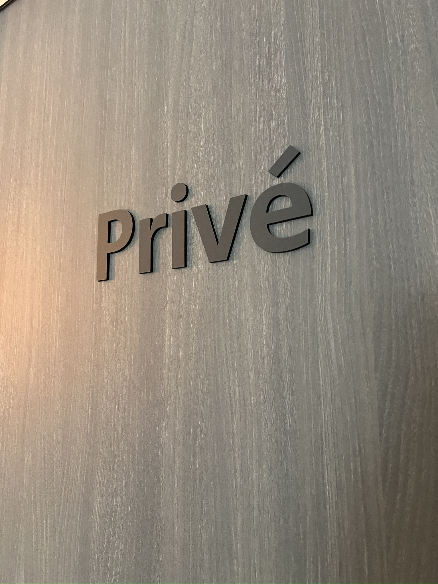 Detail van het woord Privé als losse freesletters