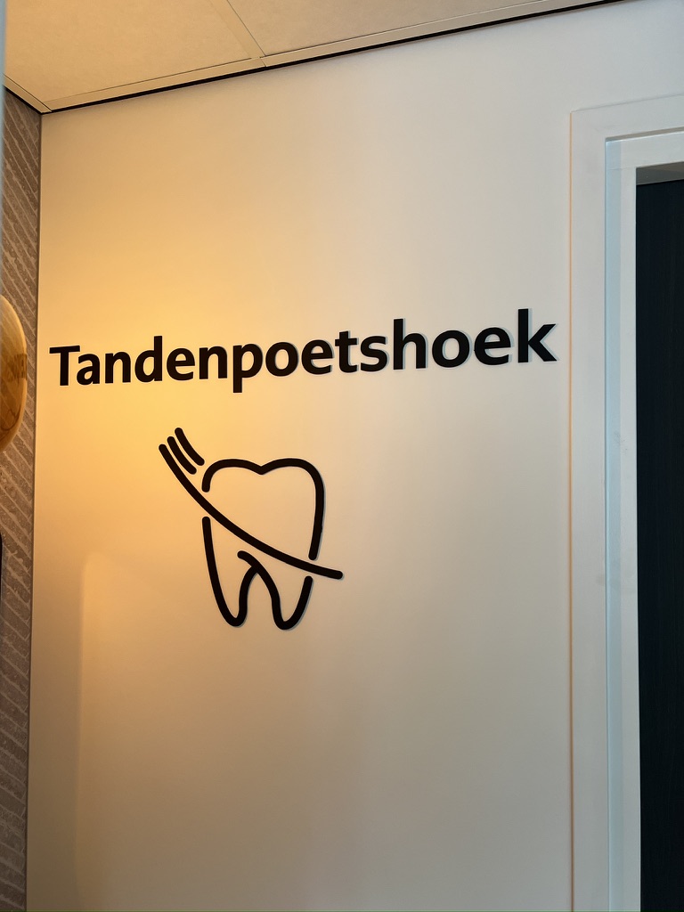 Freesletters Tandenpoetshoek met lijnpictogram van een tand