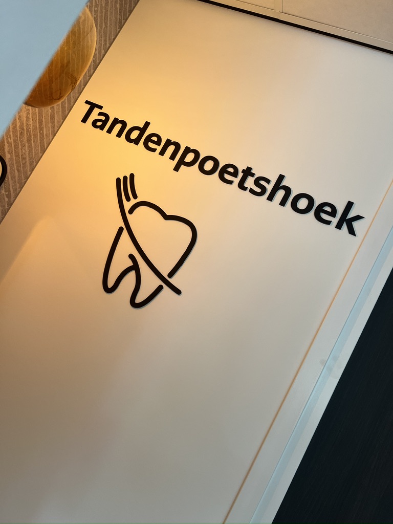 Tandenpoetshoek freesletters vanuit schuin perspectief