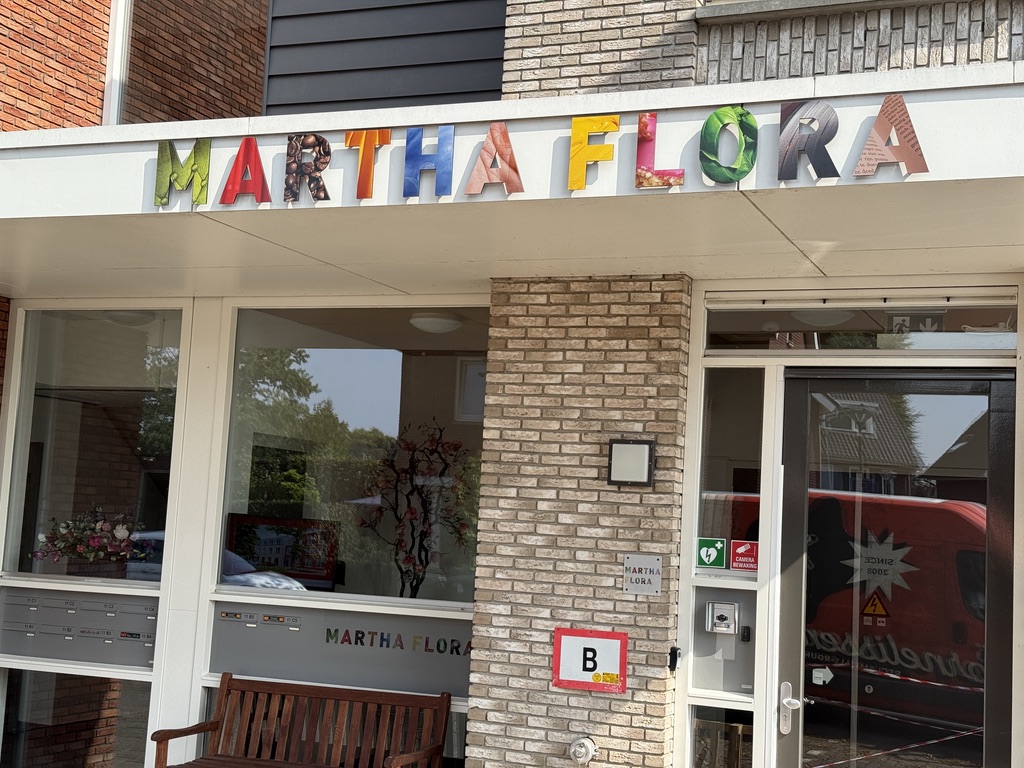 Frontaal detail van kleurrijke Martha Flora freesletters