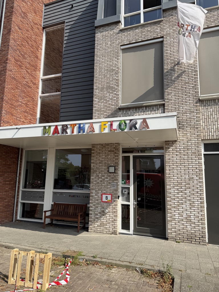 Martha Flora freesletters in samenhang met de hoge gevel