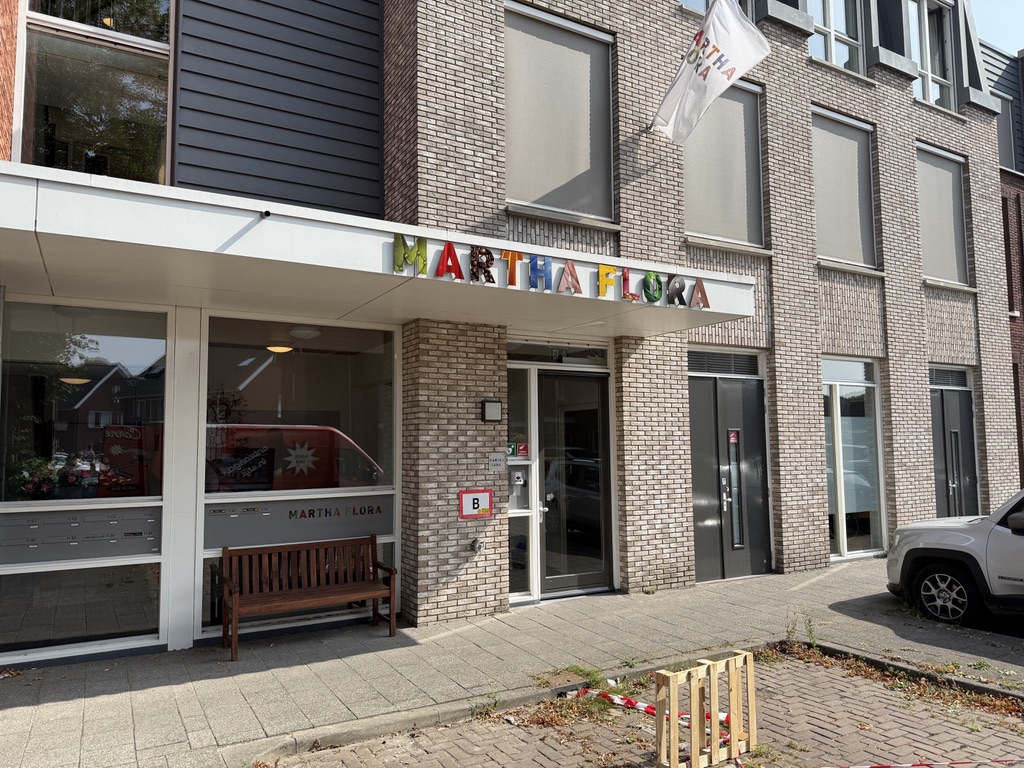 Kleurrijke losse letters van Martha Flora boven de entree