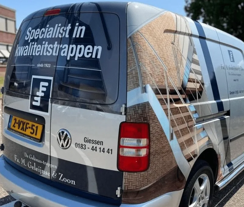 Bedrijfswagen met een full-colour wrap, uitgevoerd door Cornelissen Reclame