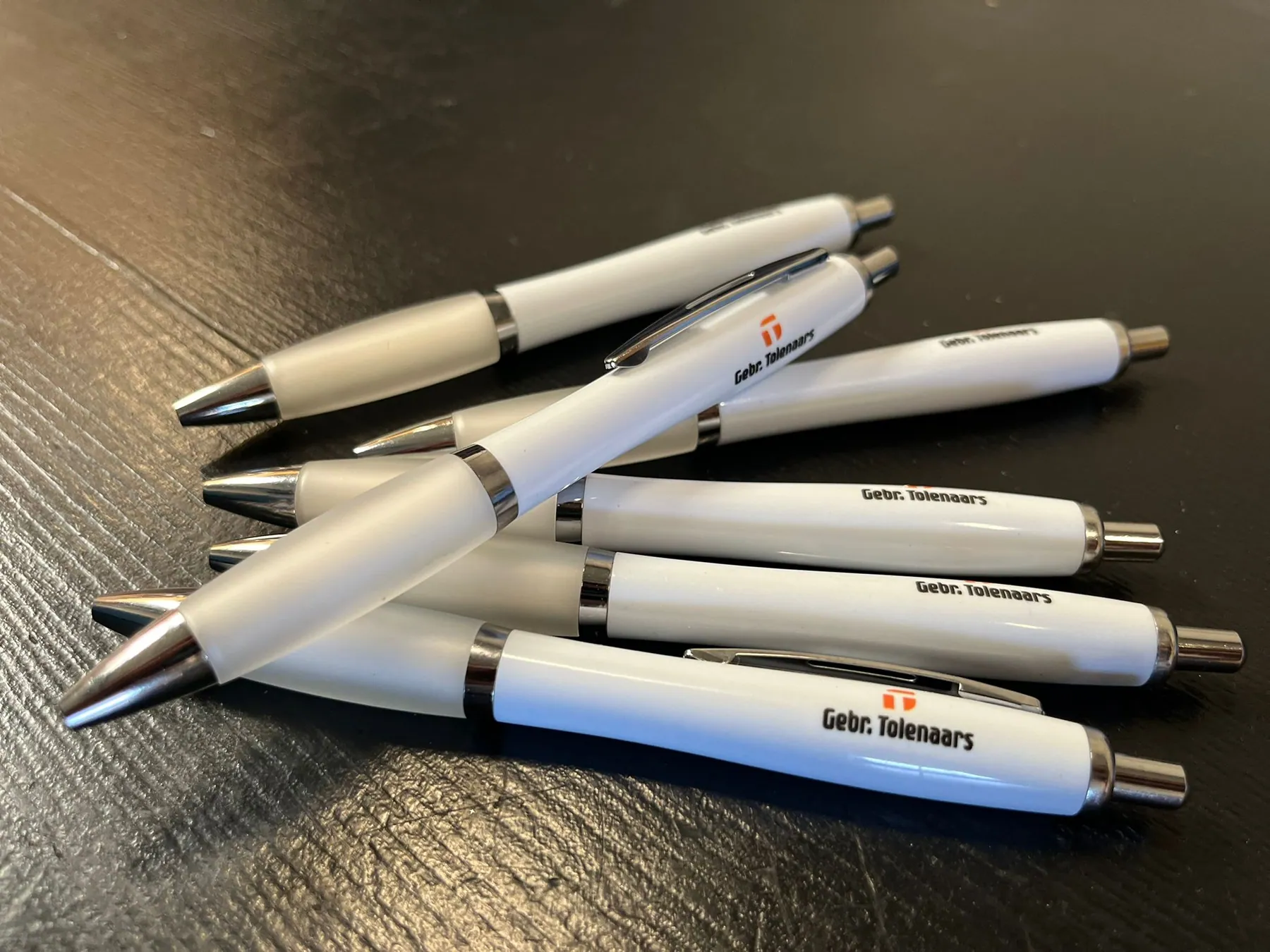 Merchandise die mensen graag gebruiken, logo en uitvoering van dichtbij.