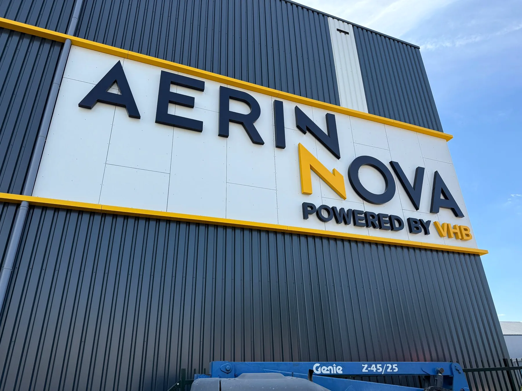 Opgebouwde gevelletters van Aerin Nova met geïntegreerde verlichting