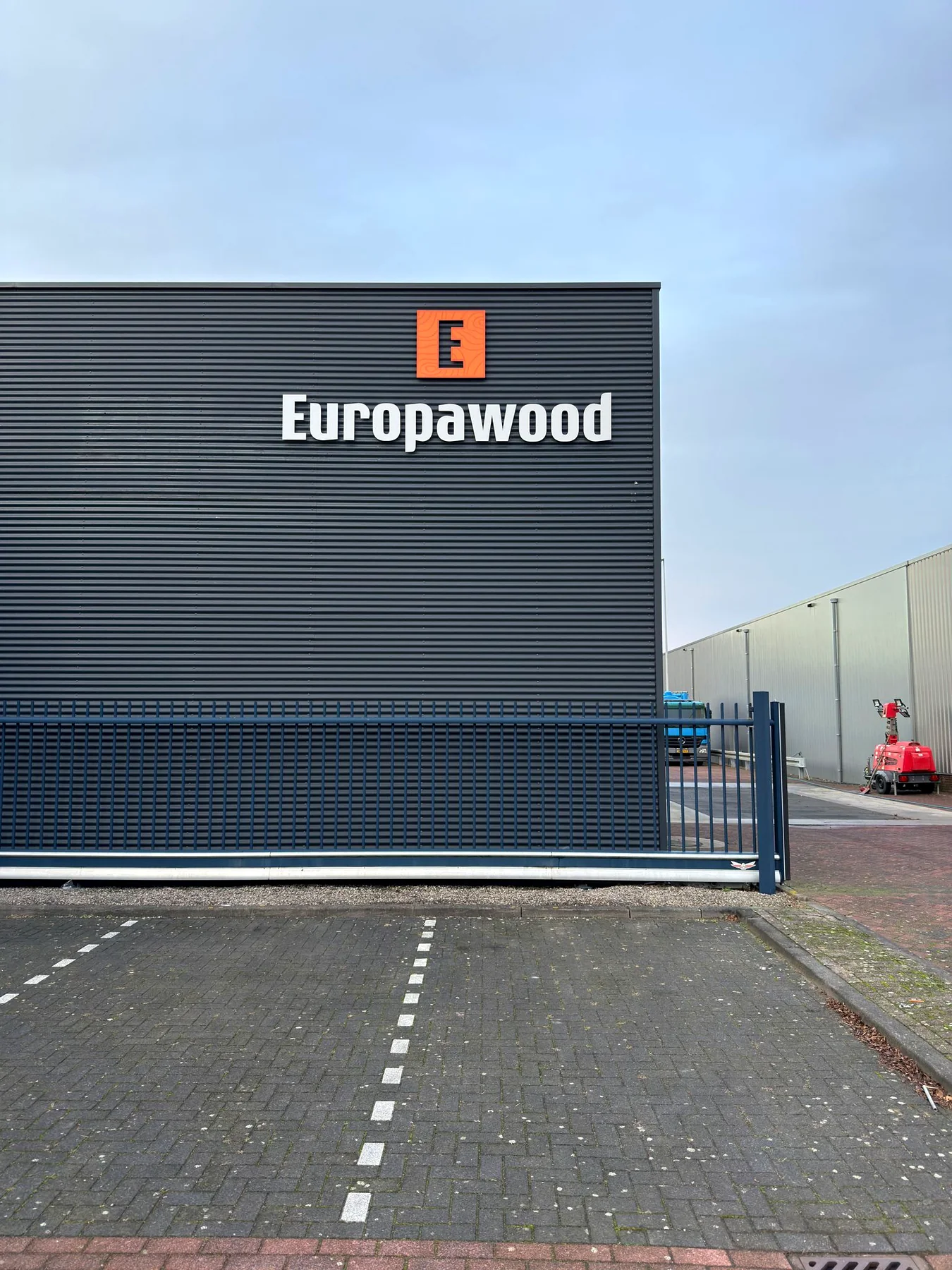 Gefreesde gevelletters en oranje beeldmerk van Europawood