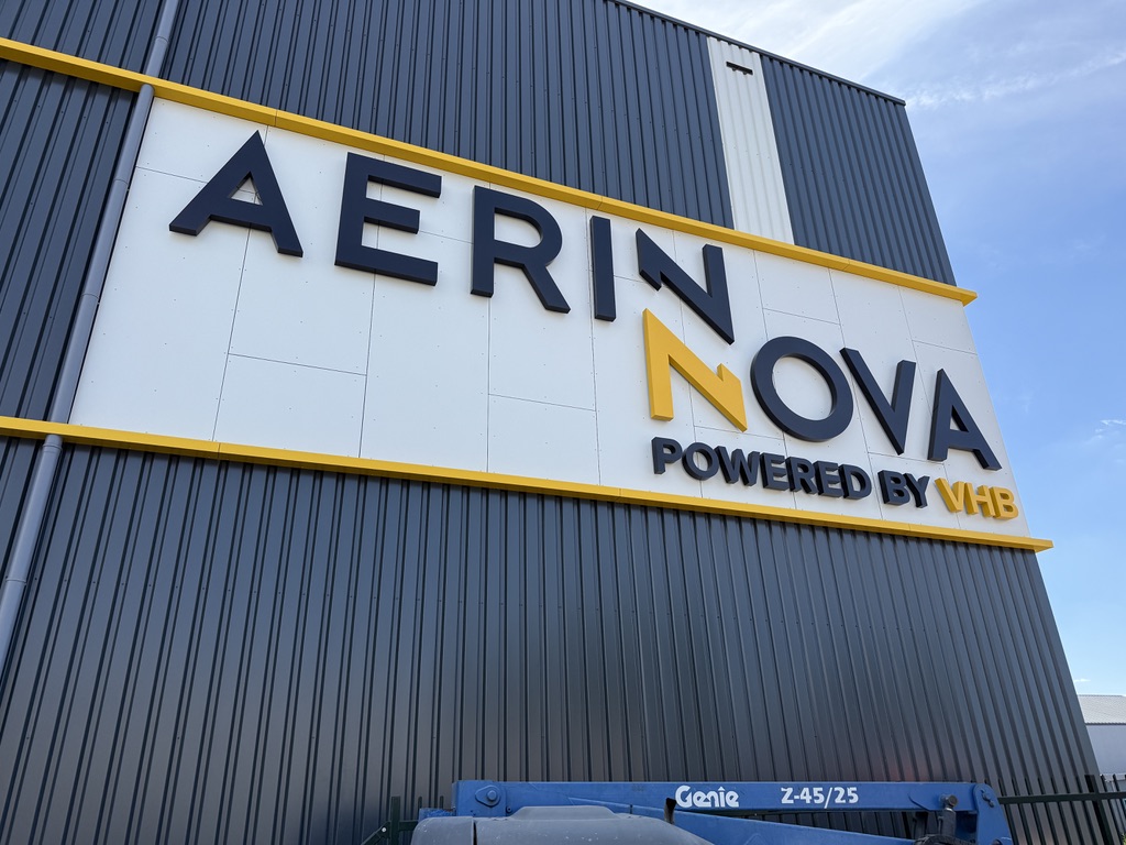 Aerin Nova gevelreclame overdag op een industrieel pand