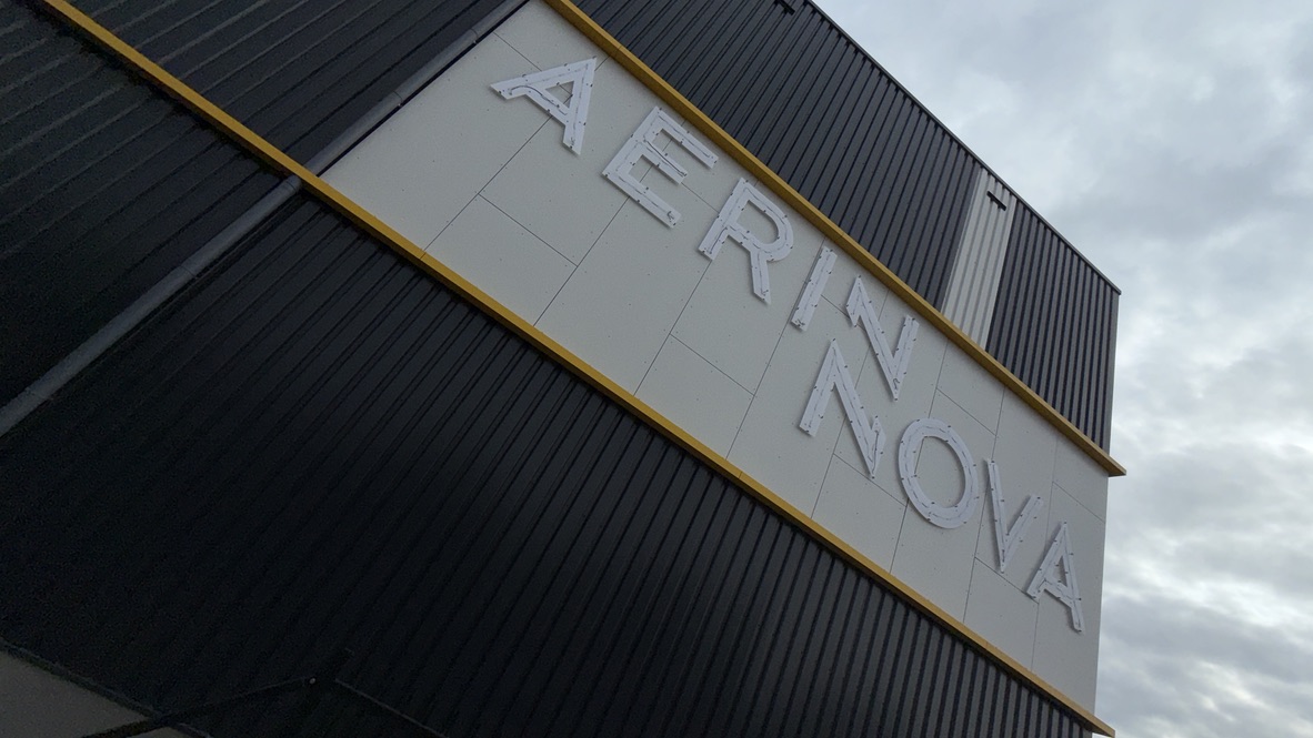 Aerin Nova gevelletters tijdens montage zonder donkere letterfronten