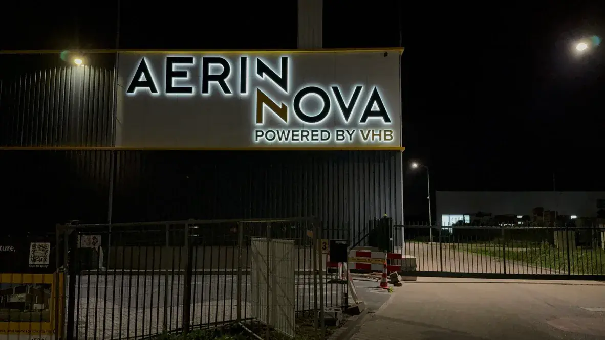Verlichte Aerin Nova gevelletters in de nacht