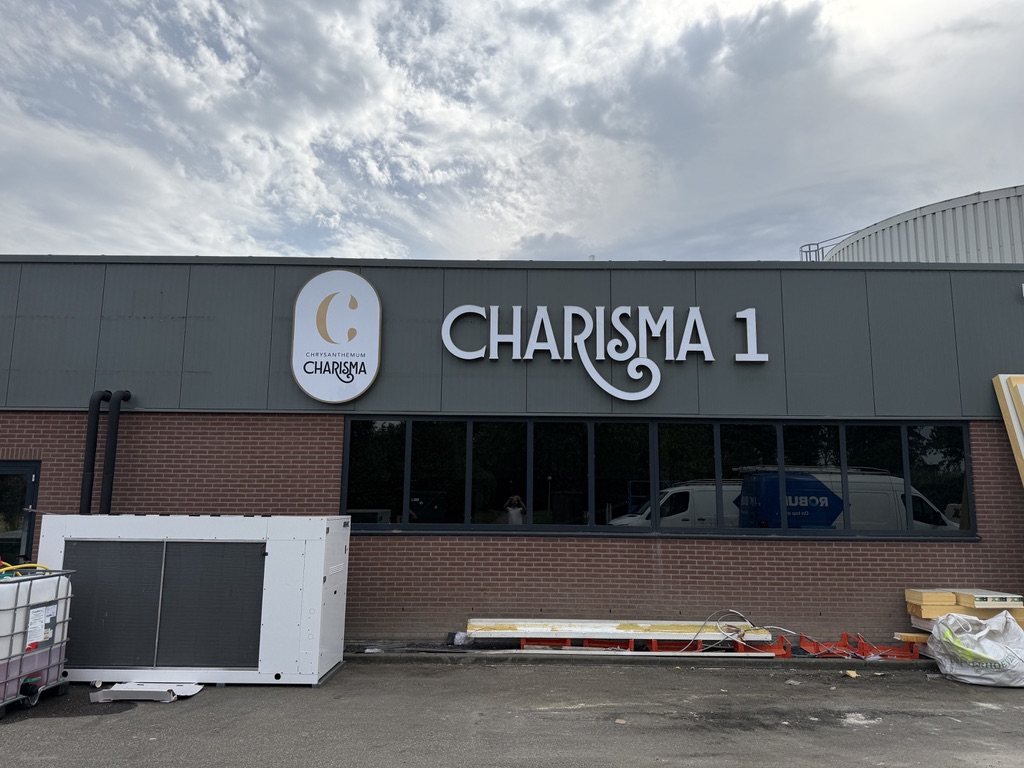 Charisma 1 gevelreclame overdag