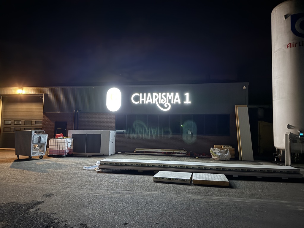 Verlichte gevelletters van Charisma 1 in de nacht