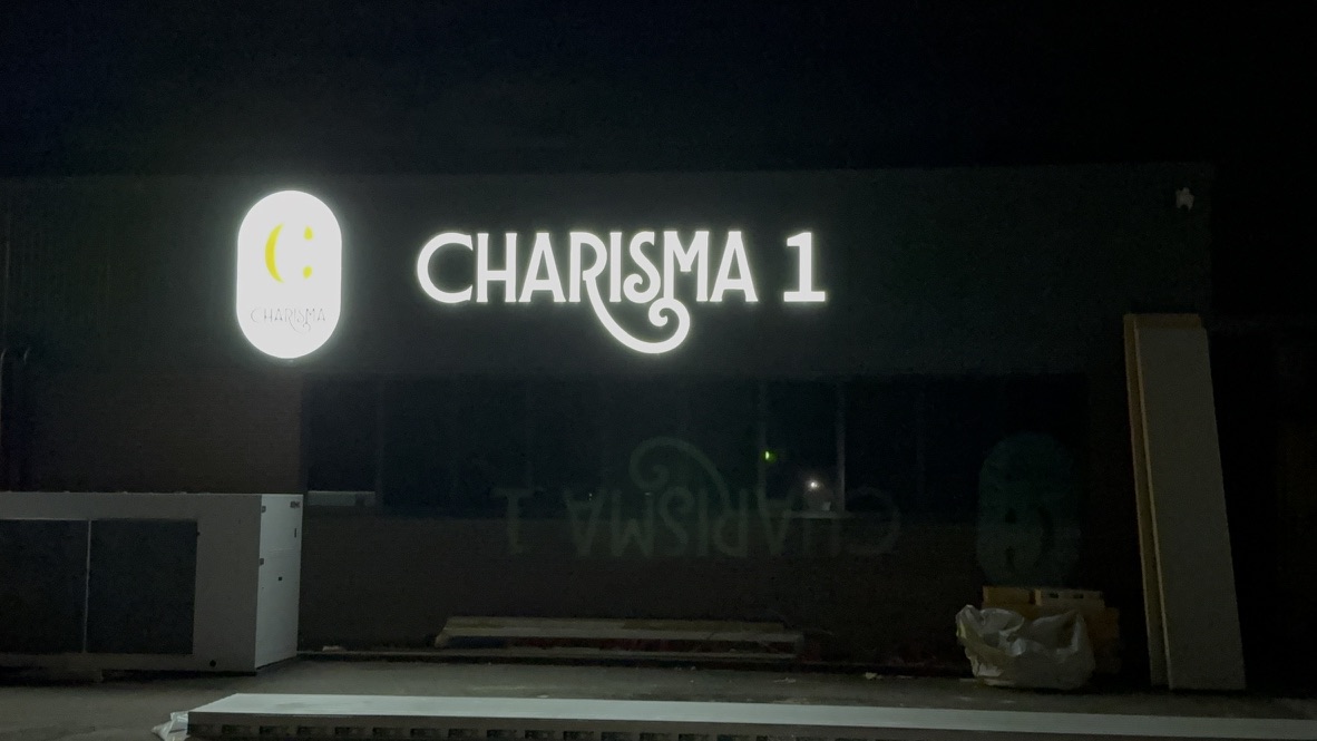 Verlichte letters van Charisma 1 in de nacht