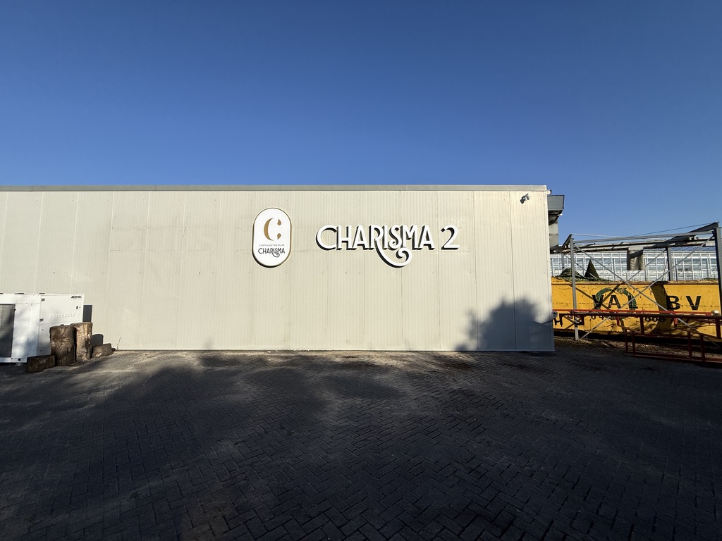 Brede gevel van Charisma 2 met witte letters