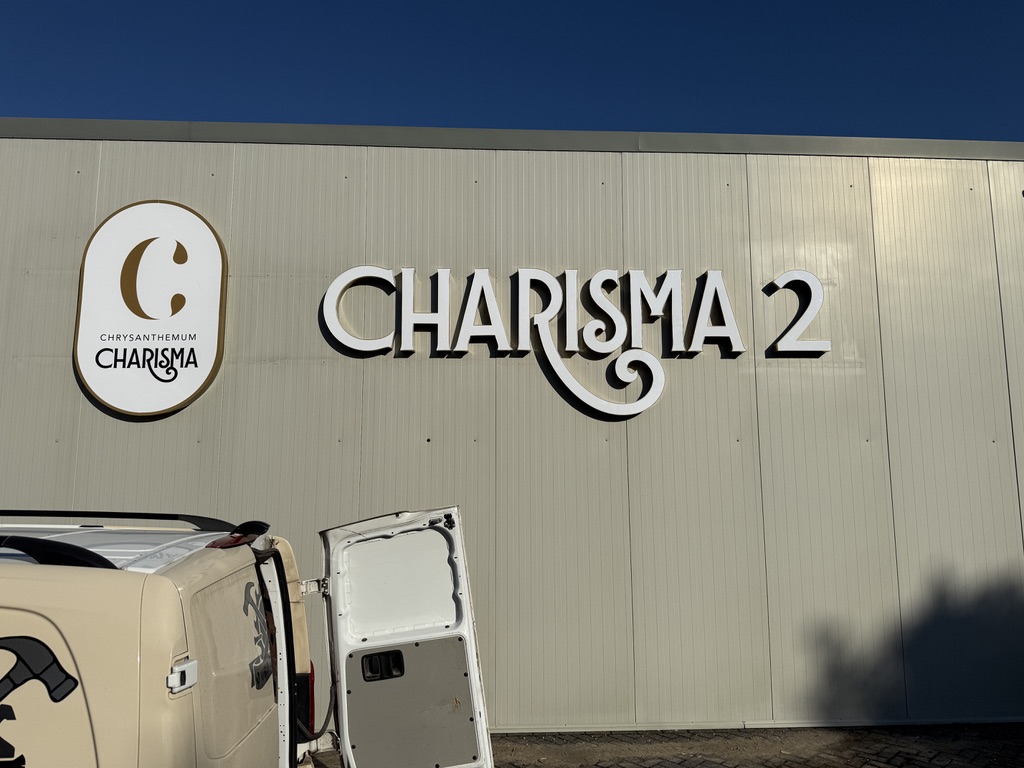 Charisma 2 gevelletters en beeldmerk bij daglicht