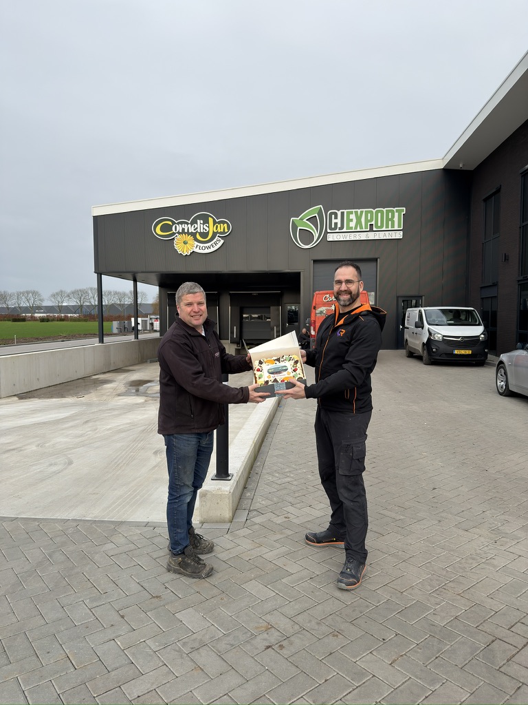 Oplevermoment voor de gevelreclame van Cornelis Jan en CJ Export