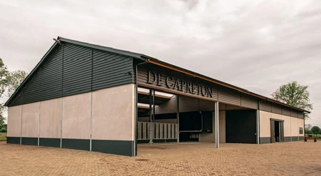 Gevelletters De Capreton langs de open zijgevel