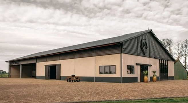De Capreton vanuit de voorhoek met zwart paardenbeeldmerk