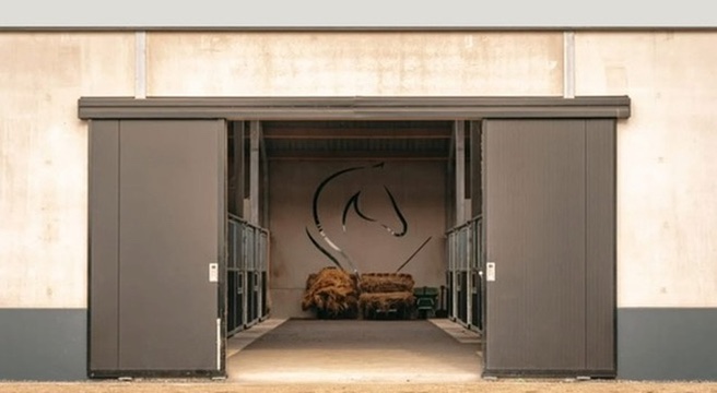 Paardenbeeldmerk op de binnenwand van de stal